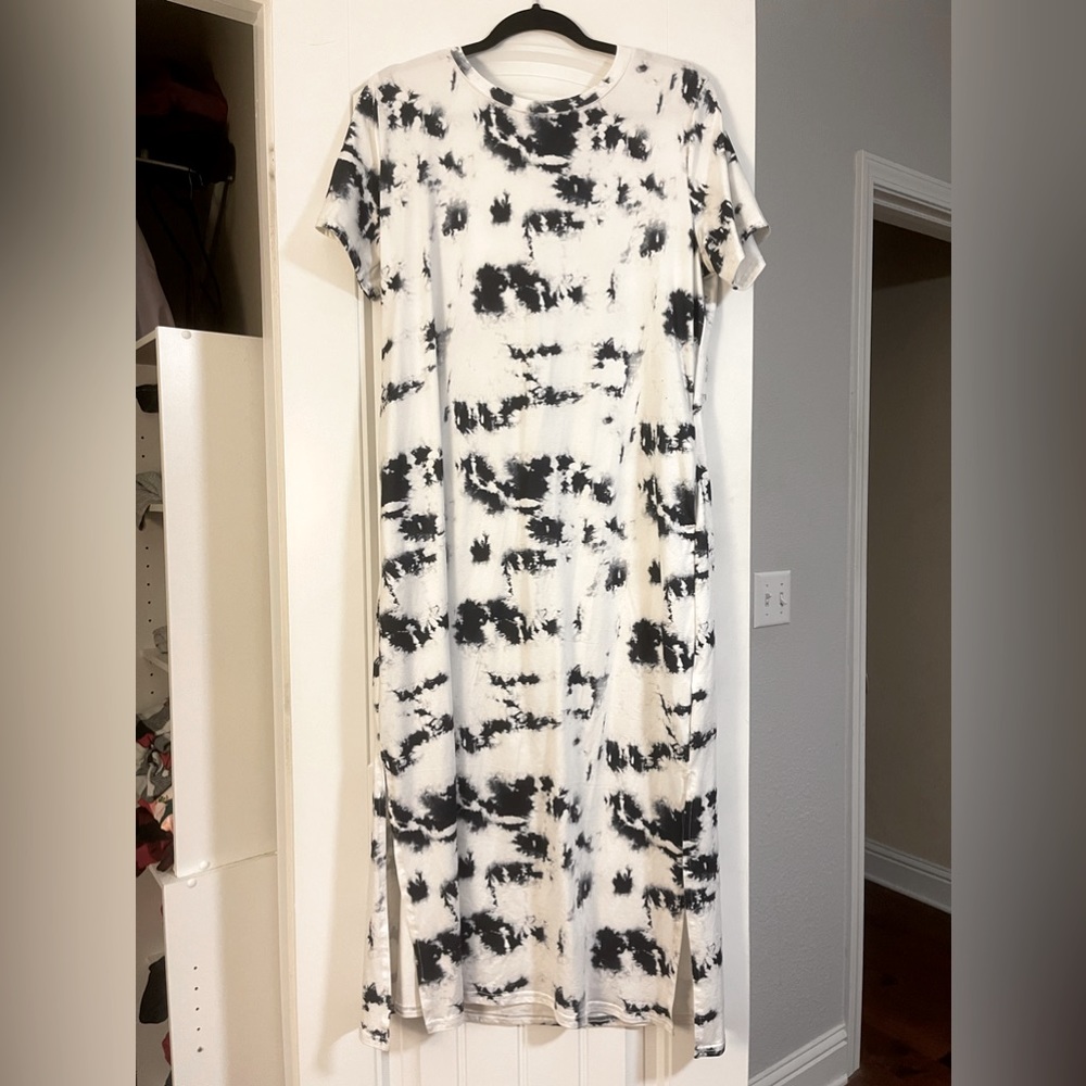 Split Maxi Dress w/ pockets - Black and White Tie-Dye